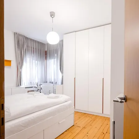 Colorful Getaway Right Next To Ndk By Flat Mаnager Апартаменты *