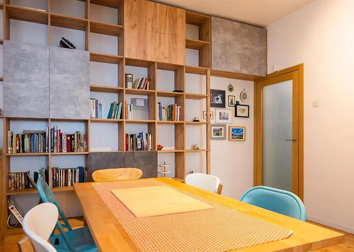 Colorful Getaway Right Next To Ndk By Flat Mаnager *